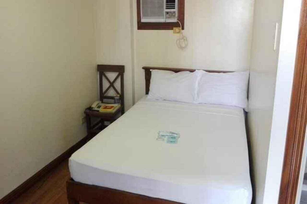 Isabelle Royale Makati Hotel Makati City Екстериор снимка
