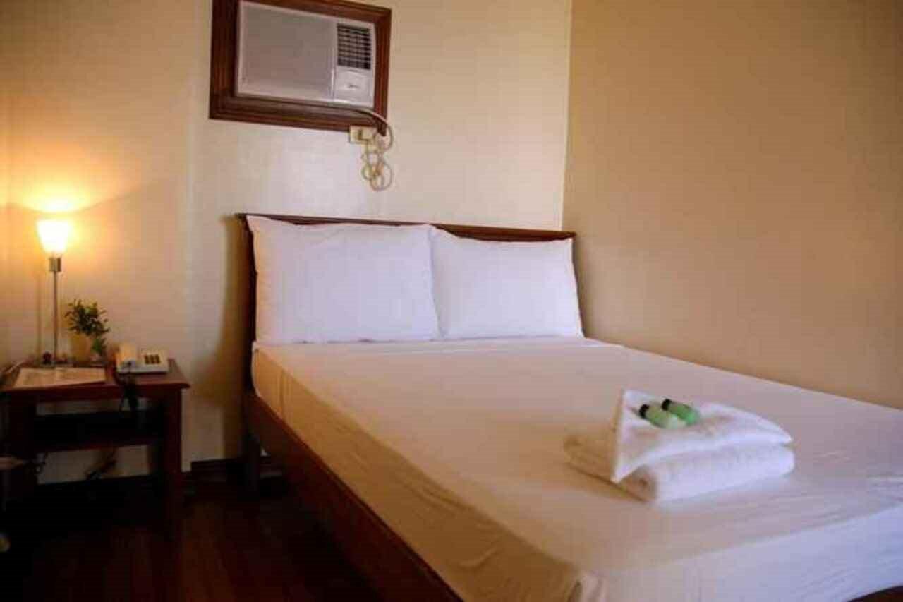 Isabelle Royale Makati Hotel Makati City Екстериор снимка