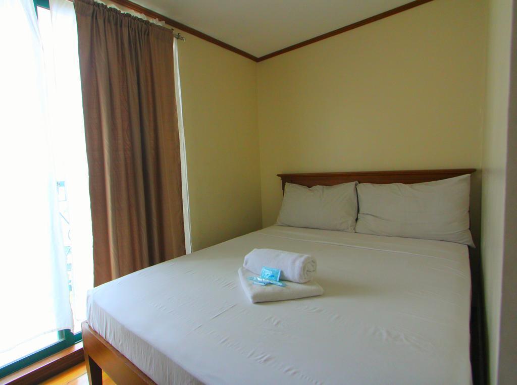 Isabelle Royale Makati Hotel Makati City Стая снимка