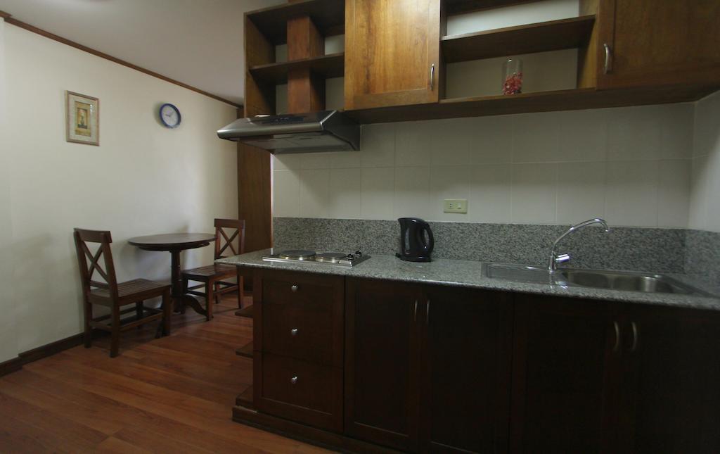 Isabelle Royale Makati Hotel Makati City Стая снимка