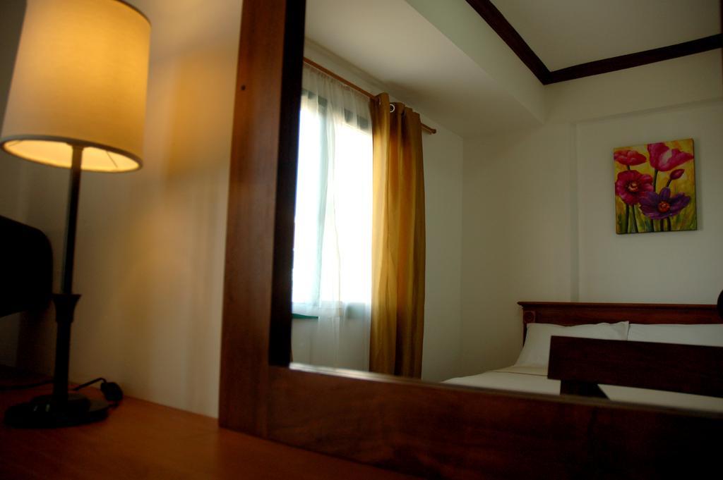 Isabelle Royale Makati Hotel Makati City Екстериор снимка
