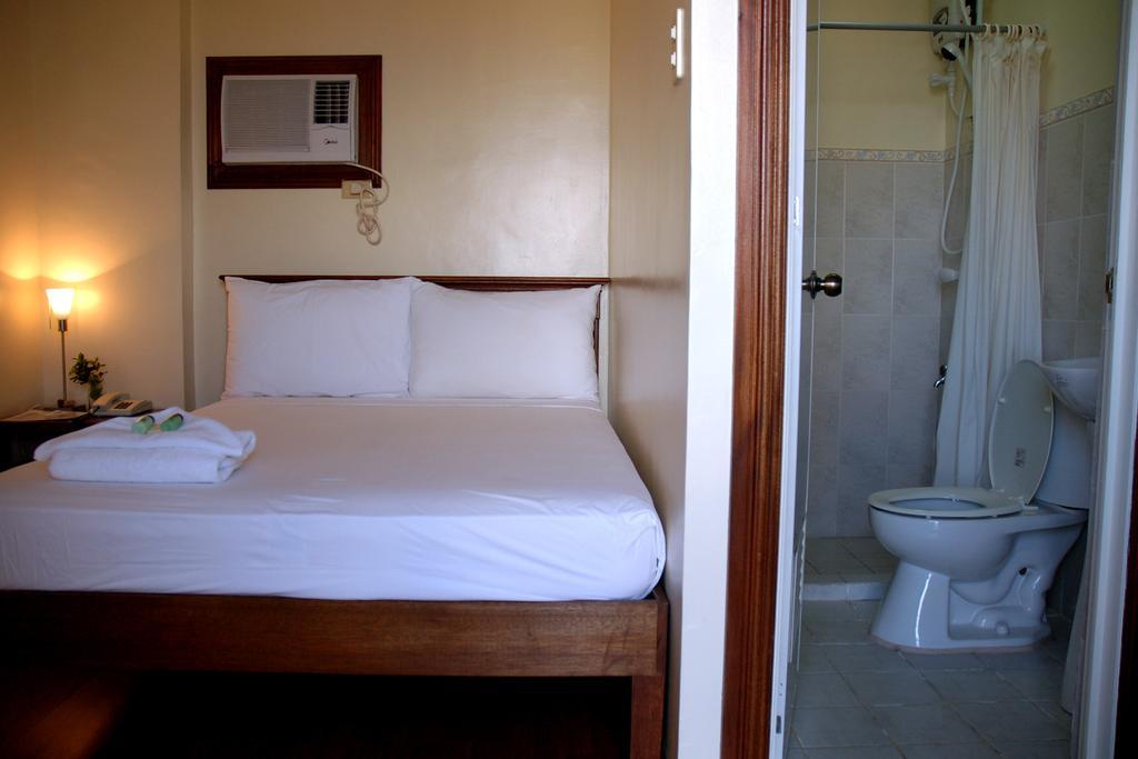 Isabelle Royale Makati Hotel Makati City Екстериор снимка