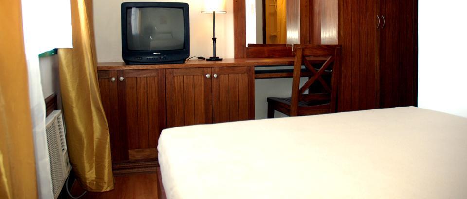 Isabelle Royale Makati Hotel Makati City Екстериор снимка