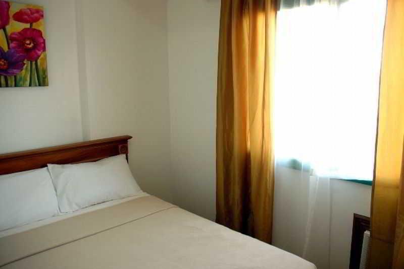 Isabelle Royale Makati Hotel Makati City Екстериор снимка
