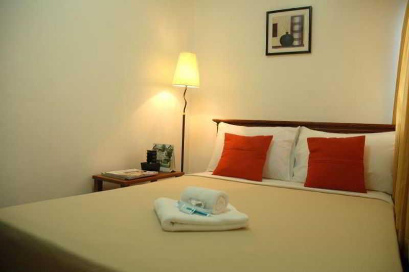 Isabelle Royale Makati Hotel Makati City Екстериор снимка